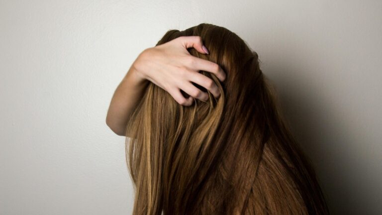 बरसात में बालों को रखें मजबूत और चमकदार – आजमाएं ये 6 आसान टिप्स! | Rainy Days, Happy Hair: Best Monsoon Hair Care Tips That Work